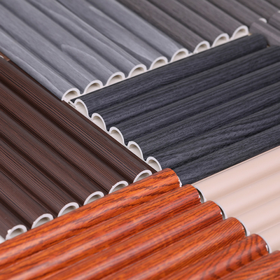 Qualité panneau en plastique en bois d'arc de PVC de panneau de mur de décoration intérieure de 15mm Usine